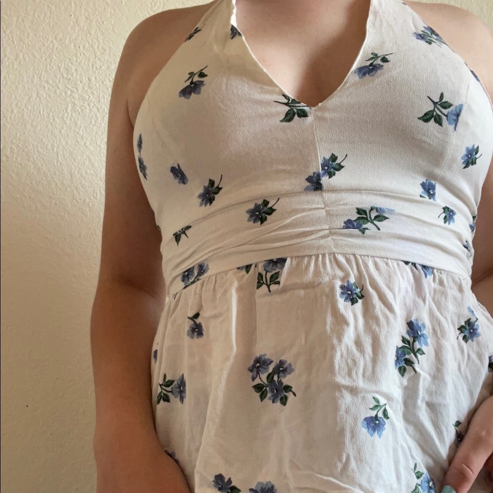 White floral American Eagle shirt